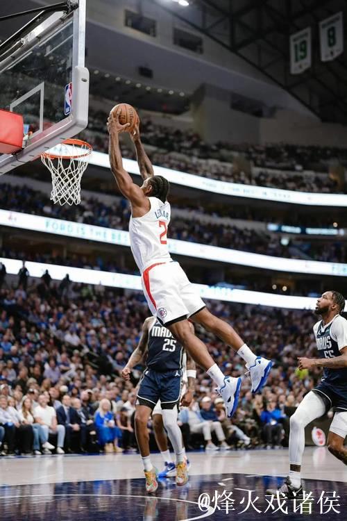 绝处逢生！伦纳德命中高难度底角三分，助快船紧咬比分