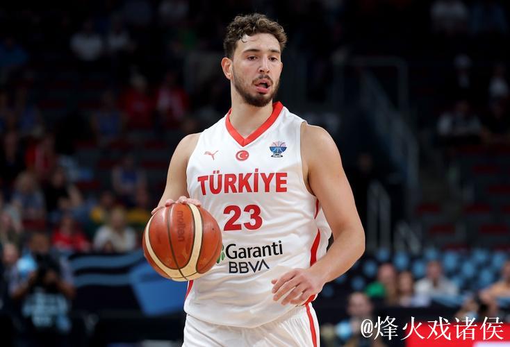 似曾相识？欧锦赛决赛申京也选择三分强投不中，土耳其丢冠